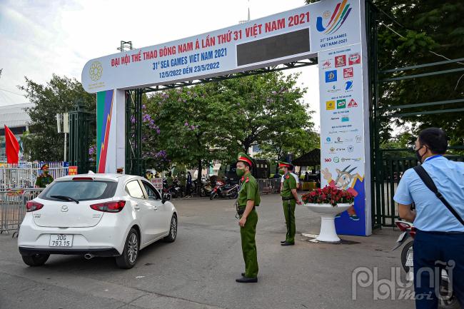 Các chiến sỹ Công an kiểm tra an ninh tại khu vực phía ngoài cổng sân vận đông Mỹ Đình