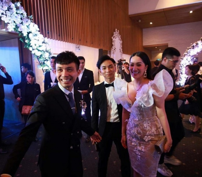 Minh Nhựa đích thân đón tiếp vợ chồng Khánh Thi, Phan Hiển. Khánh Thi nổi bật với đầm ôm sát, cổ khoét sâu, khoe vòng một gợi cảm.