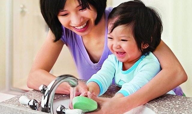 Luôn vệ sinh bàn tay trước khi ăn, sau khi hắt hơi hay khi tiếp xúc với nhiều người hay người đang bị cảm…