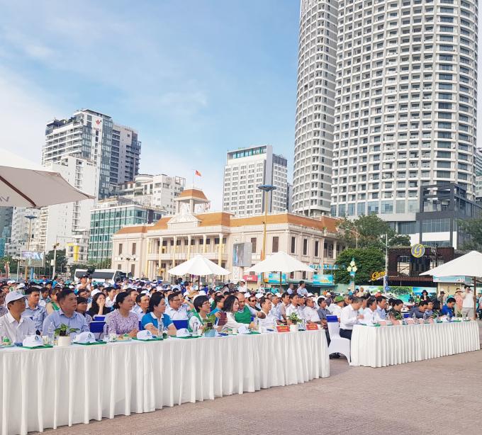 Lãnh đạo Tỉnh ủy, UBND, lãnh đạo các Sở, Ban, Ngành, Cộng đông donh nghiệp cùng hàng trăm người dân tham gia lễ ra quân 