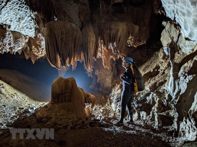 Hung Trù 1 dài 1.919m, sâu 11m; hang Hung Trù 2 dài 502m, sâu 25,8m; hang Hung Trù 3 dài 153m, sâu 11,4m; hang Hung Kà Vờng 1 dài 238m, sâu 2,8m; hang Hung Kà Vờng 2 dài 537m, sâu 5m. (Ảnh: TTXVN phát)