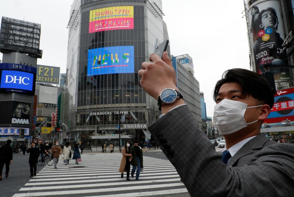 Vốn là con phố sầm uất nhất Tokyo, ngã tư Shibuya trong những ngày này cũng thưa thớt người hơn. 