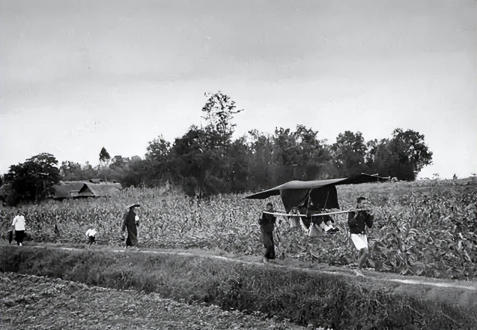   Năm 1941, chủ nhân của gia đình giàu này chưa có ô tô để di chuyển. Tuy nhiên, họ luôn đi lại bằng kiệu. Chiếc kiệu nhỏ này do hai người hầu trong gia đình khiêng.  