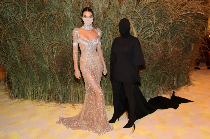   Kim Kardashian diện phong cách bóng đêm đến Met Gala 2021.Vogue nhận xét thiết kế phản ánh tình yêu của Kanye dành cho chủ nghĩa tối giản. Ảnh: MG21  