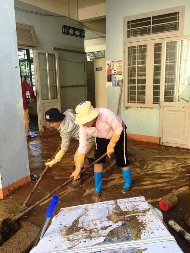 Hơn 30 cán bộ giáo viên trường Tiểu học Trà Leng nhiều ngày nay bắt tay vào việc dọn dẹp trường lớp.