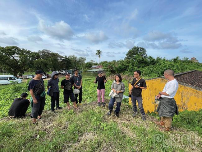 Tour tham quan bờ thành và nghệ thuật.