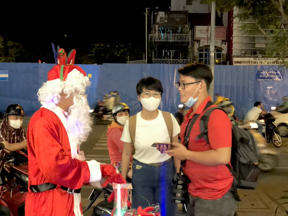 Kinh doanh bong bóng hay hóa thân thành ông già Noel phát quà cho trẻ trong dịp Noel rất dễ bắt gặp ở các nơi tập trung khách đông đúc.