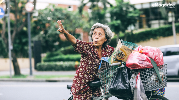 Dì Năm trên chiếc xe đạp đã hơn năm năm nay không quản mưa gió, nuôi 