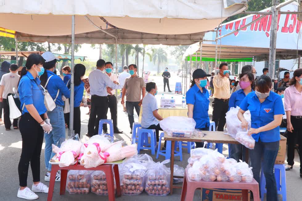 Những phần quà được chuẩn bị sẵn, bao gồm gạo, trứng và mì gói. Ảnh: Tri Thức