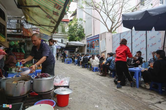           Nằm sâu trong một con ngõ thuộc quận Tây Hồ (Hà Nội), quán gà tần Thanh Thủy khá đắt hàng. Tuy chỉ là một quán ăn vỉa hè nhưng nơi đây được nhiều thực khách lựa chọn.          