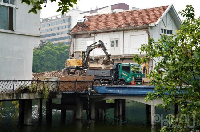 Với những trường hợp không tự giác tháo dỡ thì phường sẽ cưỡng chế. Toàn bộ chi phí tháo dỡ, cưỡng chế sẽ được lập dự toán để thông báo đến các chủ đầu tư. Trong trường hợp  chủ đầu tư không thực hiện, sau này, chủ đầu tư sẽ phải chịu toàn bộ những chi phí đó.