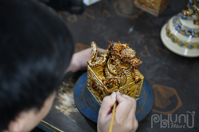 Ba mặt của sản phẩm có 3 chữ An - Thuận - Phát. Mặt còn lại được khắc cảnh cá chép hóa rồng thể hiện sự lột xác, vượt trội, chuyển sang một giai đoạn mới. 