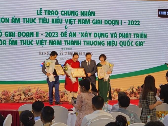 Nghệ nhân ẩm thực Lê Văn Khánh, Tổng Bếp trưởng Trung tâm Hội nghị 37 Hùng Vương,nghệ nhân ẩm thực Lê Tân, Phó Chủ tịch VCCA và nghệ nhân ẩm thực Lê Thị Thiết, Chủ tịch Hội Văn hóa Ẩm thực Nam Định nhận Chứng nhận vì những đóng góp xuất sắc tại Lễ hội Thành Tuyên năm 2023 