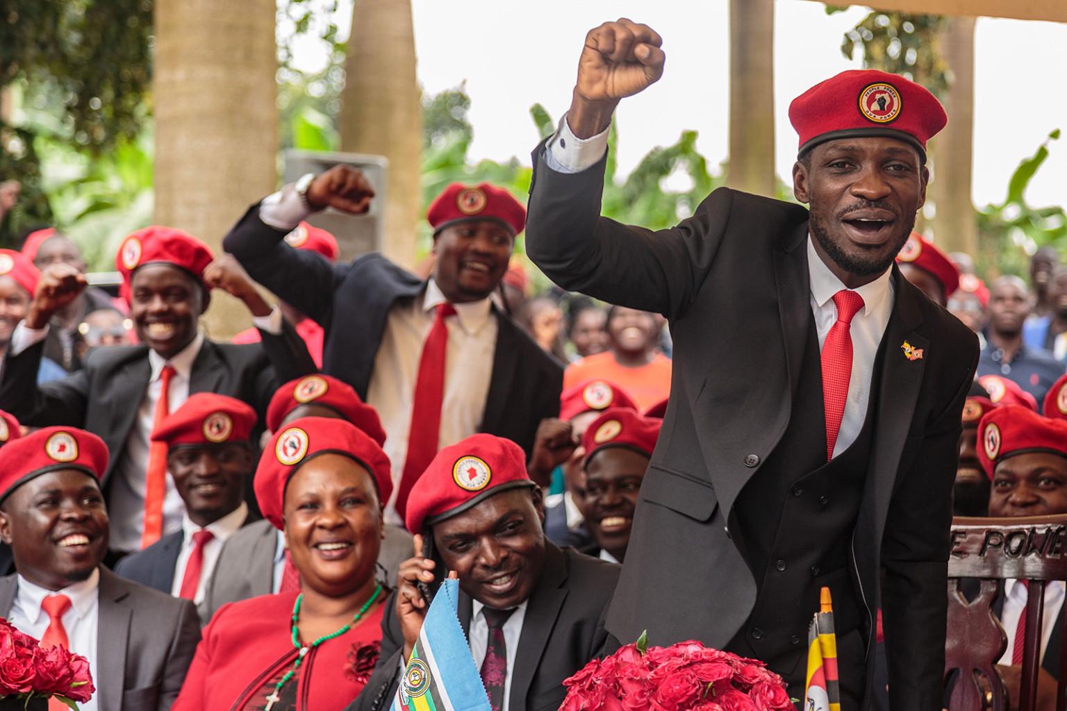 Robert Kyagulanyi, được biết đến với cái tên Bobi Wine, cử chỉ trong một cuộc họp báo tại nhà của ông ở ngoại ô Kampala, Uganda, vào ngày 24 tháng 7. Nhân vật đối lập hàng đầu của ngôi sao nhạc pop đã chính thức tuyên bố sẽ đảm nhận chức Tổng thống kỳ cựu Yoweri Museveni vào năm 2021 bầu cử.