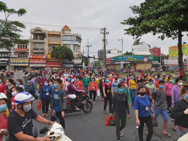 Khoảng 6.000 công nhân Công ty PouYuen phải tạm ngừng việc 1 tháng hưởng lương tối thiểu vùng do thiếu đơn hàng. 