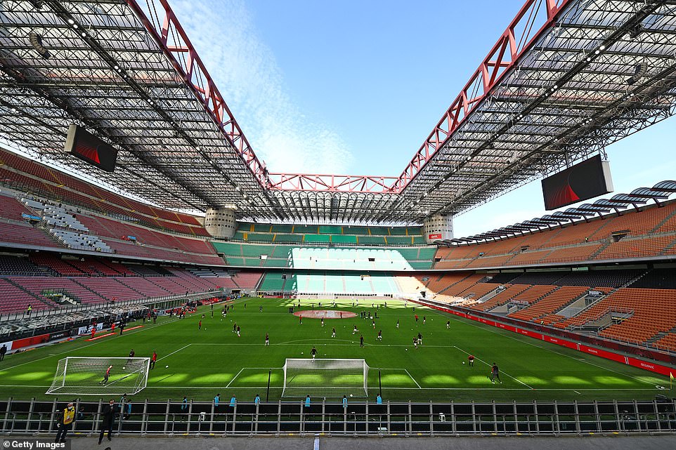 Trận đấu bóng đá AC Milan và Genova CFC Serie A vào hôm Chủ nhật tại Stadio Giuseppe Meazza và không hề có cổ cộng viên nhằm hạn chế sự lây lan của virus corona.