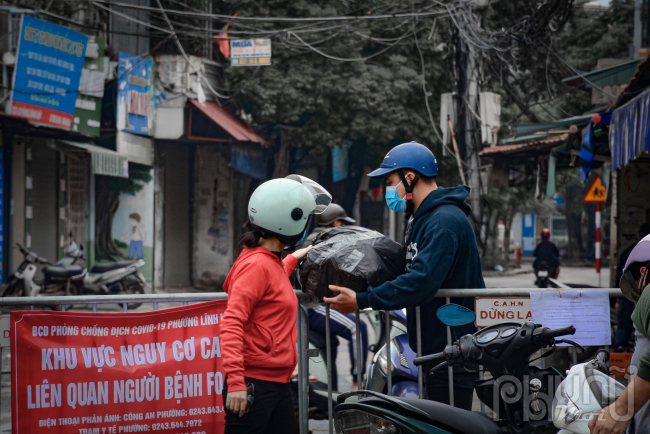 Mọi hoạt động mua bán, tiếp tế lương thực chỉ được thực hiện tại chốt hàng rào, mọi người dân không được đi vào phía bên trong.