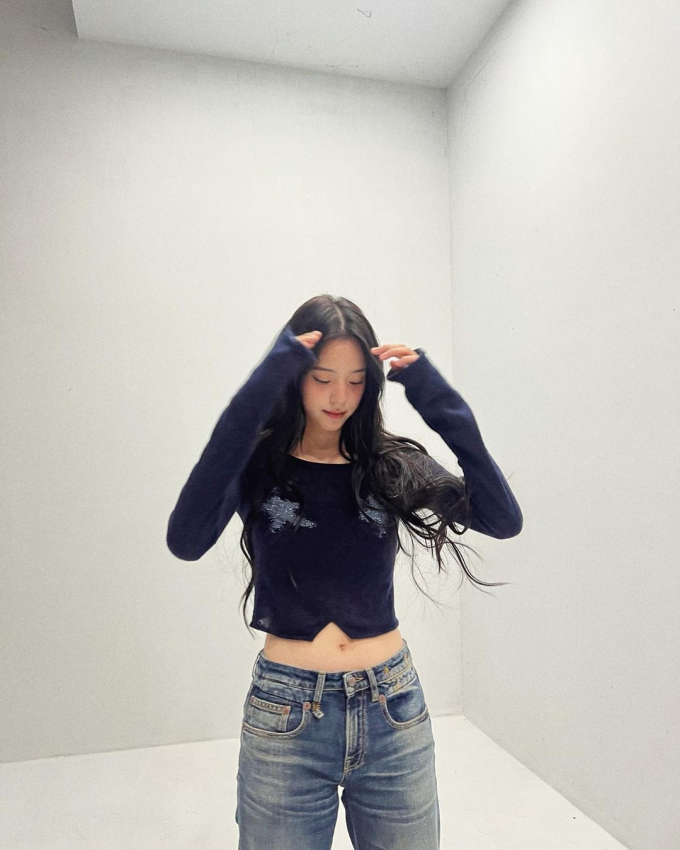   Mỗi khi dạo phố, Âu Dương Na Na sẽ mix quần jeans với áo kiểu và áo croptop đơn giản. Công thức này không đòi hỏi qua nhiều sự am hiểu về thời trang nên bất kỳ cô nàng nào cũng có thể học theo. Chưa kể, chúng còn giúp người mặc trông năng động và trẻ trung hơn rất nhiều.   