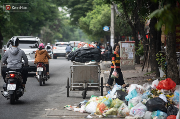   Nhiều tuyến phố nội đô bắt đầu xuất hiện rác khắp mọi nơi, trên vỉa hè, trước cửa nhà.   