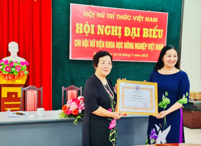 ĐS. Nguyễn Thị Hồi - Phó Chủ tịch Hội Nữ trí thức Việt Nam tặng Bằng khen của Ban Chấp hành  Hội Nữ trí thức Việt Nam cho Chi hội Nữ trí thức Viện KHNN Việt Nam nhiệm kỳ 2016- 2021