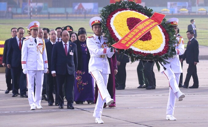   Lãnh đạo Đảng, Nhà nước và các đại biểu dự Đại hội XIII vào Lăng viếng Chủ tịch Hồ Chí Minh, sáng 25/1. Ảnh: TTX  