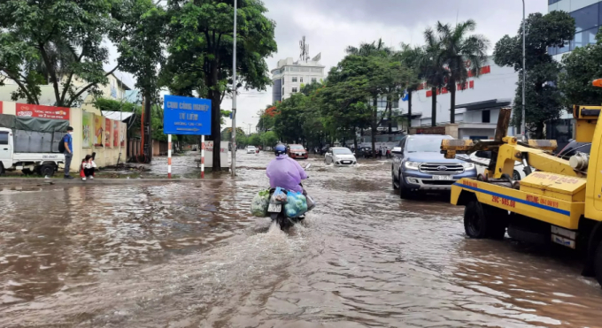 Đường vào khu công nghiệp Từ Liêm bị ngập nặng  