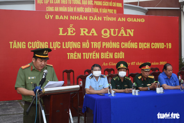 Đại tá Đinh Văn Nơi phát biểu tại lễ đưa quân lên biên giới phòng chống dịch COVID-19 hồi đầu năm 2021 - Ảnh: BỬU ĐẤU