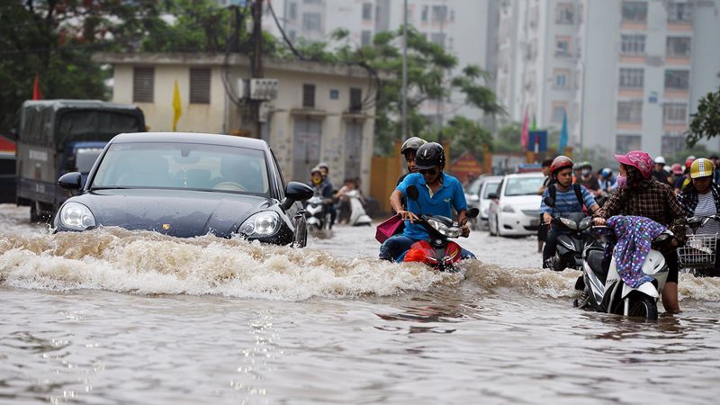 Cẩn thận di chuyển ngoài đường khi trời mưa giông. 