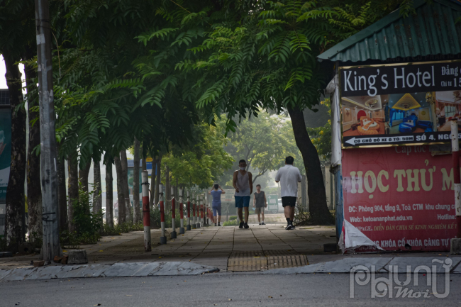 Tại công viên Cầu Giấy và công viên Nghĩa Đô số lượng người chạy bộ, thể dục, thể thao sáng 28/9 không đông lắm. Thường các hoạt động này sẽ hoạt động đông hơn vào buổi chiều sau khi nhiều người biết thông tin.