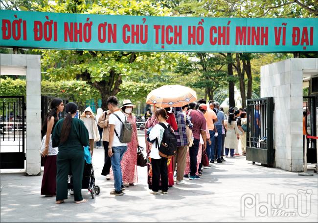 Ngay từ sáng sớm ngày 19/5, khu vực cổng số 19 phố Ngọc Hà (Quận Ba Đình, Hà Nội) đã có hàng dài người xếp hàng để vào Lăng viếng Bác. Đến khoảng 9h sáng, thời tiết đã oi bức hơn, nhiệt độ cũng tăng cao đáng kể nhưng người dân vẫn xếp hàng ngay ngắn, giữ trật tự để chờ đến lượt vào Lăng.