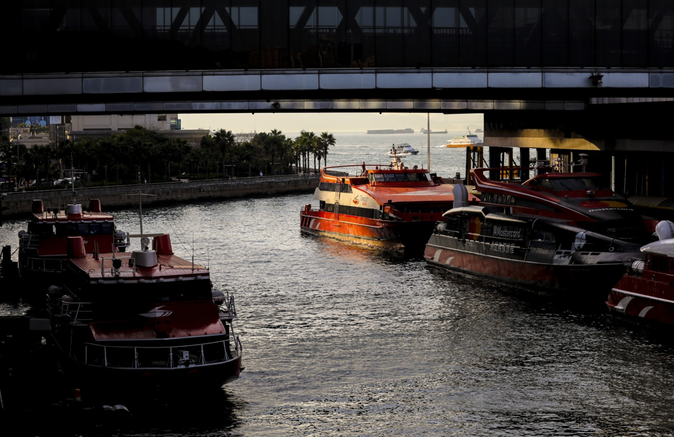 Hầu hết những chuyến phà ngừng phục vụ và neo đậu tại nhà ga của bến phà Hong Kong-Macau vào những ngày này.