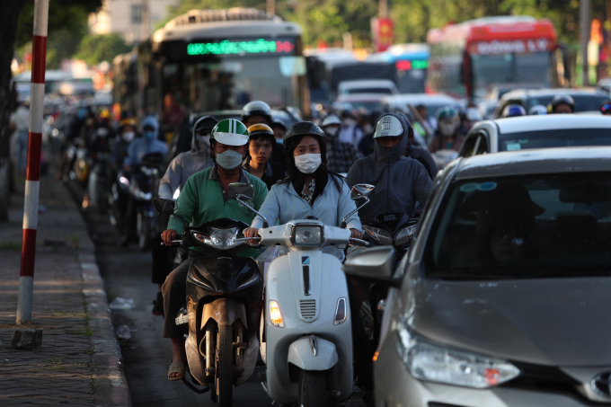 Một số tuyến đường hướng ra các khu vực cửa ngõ ùn tắc nghiêm trọng, dòng người và phương tiện nối đuôi nhau 