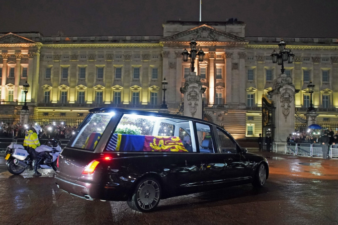 Linh cữu Nữ hoàng Elizabeth II được đưa đến Nhà tang lễ Hoàng gia tại Điện Buckingham ở London ngày 13/9/2022. Ảnh: AFP