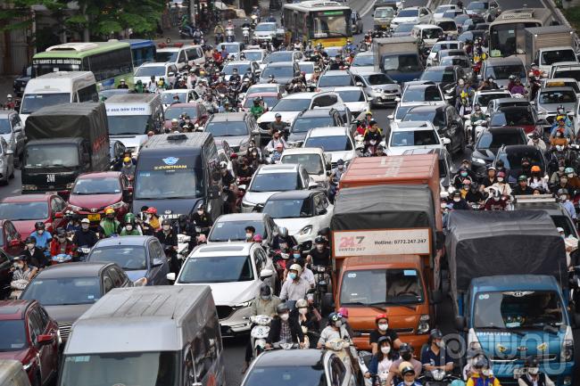 Càng về tối dòng người và phương tiện càng kéo về khu vực bến xe ngày một đông