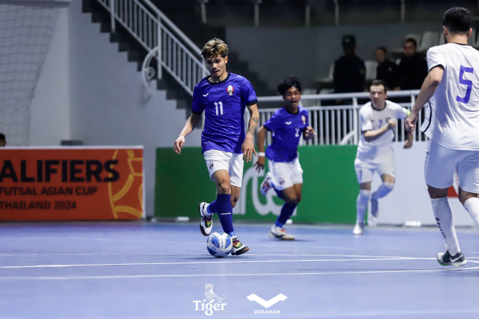 Tuyển futsal Campuchia (áo xanh) không thể tạo nên bất ngờ.