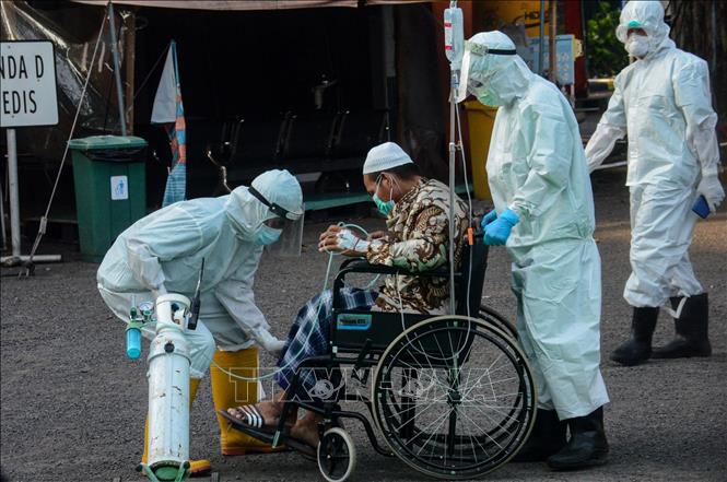 Nhân viên y tế chuyển bệnh nhân COVID-19 tới bệnh viện ở Surabaya, Đông Java, Indonesia, ngày 13/5/2021. Ảnh: THX/TTXVN