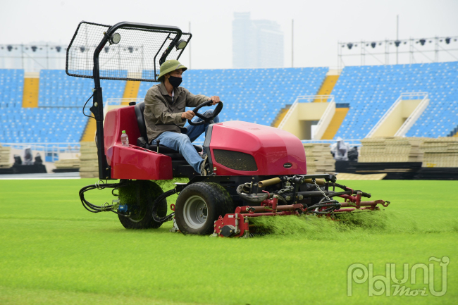 Đội ngũ công nhân may móc đang làm việc hết công suất để sớm hoàn thiện bề mặt sân cỏ.