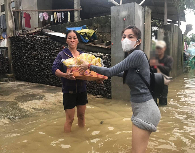   Thủy Tiên trao quà cho người Huế.  