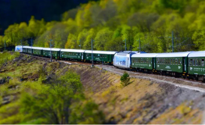 Tàu Flåm Railway chạy qua một thung lũng ở Na Uy. Ảnh: Wirestock, Inc./Alamy