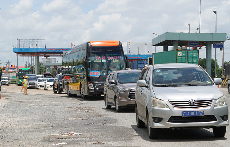 Ôtô ùn tắc tại trạm thu phí Thân Cửu Nghĩa, Tiền Giang. Ảnh: VnExpress