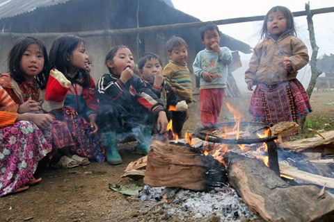 Những đứa trẻ ngày ấy đã thành người lớn, rời núi, bỏ huyện, mùa đông lại ít những chiều giá rét. Ảnh: Laodong