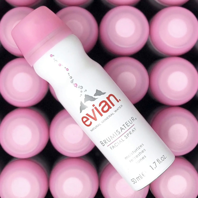 Xịt khoáng cấp ẩm evian Facial Spray chứa nguồn nước khoáng bắt nguồn từ nước mưa và tuyết tan lắng đọng tại lưu vực hàng ngàn năm tuổi trung tâm dãy Alps, được bao quanh bởi nhiều núi và sông băng