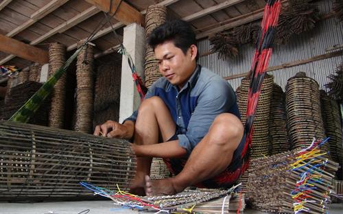 Lũ về muộn: Cá linh khan hiếm, lợp cua ế hàng vì không ai mua