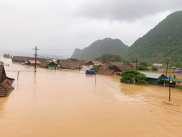 Nước lũ ngập đến mái nhà.