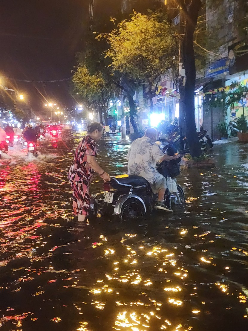 Mưa lớn kéo dài, nhiều tuyến đường TP.HCM chìm trong biển nước - Ảnh 6.