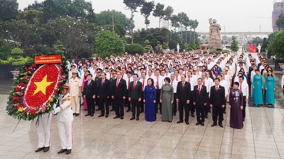 Đoàn đại biểu dâng hương tưởng niệm các Anh hùng liệt sĩ tại Nghĩa trang Liệt sĩ TP.HCM (quận 9). Ảnh: SGGP