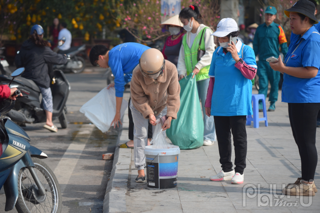 Lực lượng chức năng lập rào chắn hạn chế người dân thả cá chép tiễn ông Công ông Táo, xả rác tại Hồ Tây