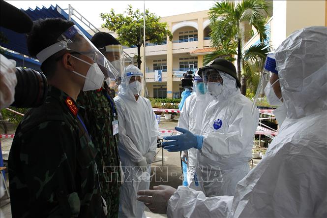 hủ tướng Phạm Minh Chính thăm hỏi, động viên các bộ, chiến sỹ, y, bác sỹ đang khám điều trị tại khu cách ly tập trung tạm thời ở trường THCS Thạnh Mỹ Lợi, phường Cát Lái, thành phố Thủ Đức (TP Hồ Chí Minh), ngày 26/8/2021. Ảnh: Thanh Vũ/TTXVN