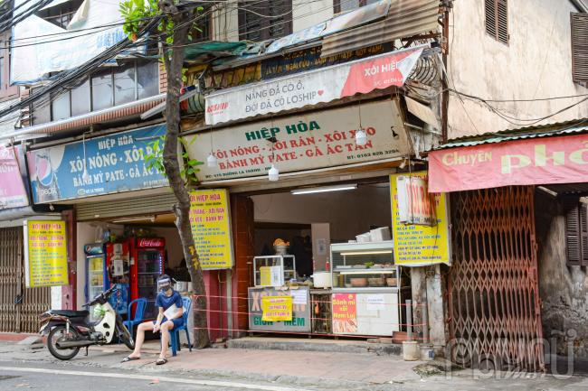 Quán xôi số 415 đường La Thành chăng dây khoảng cách khi mua đồ ăn. 