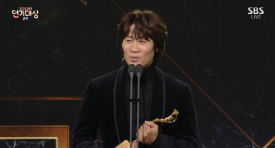 Lee Sun Kyun được tưởng nhớ theo cách đặc biệt ở SBS Drama Awards 2023 khiến netizen nghẹn ngào 